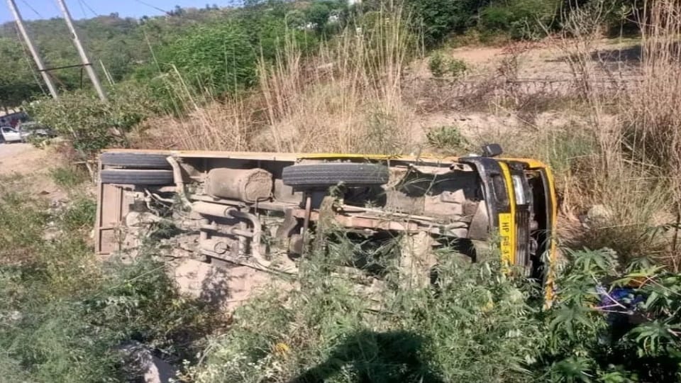 Private school bus overturns in Bhanjal Gagret area 12 children injured