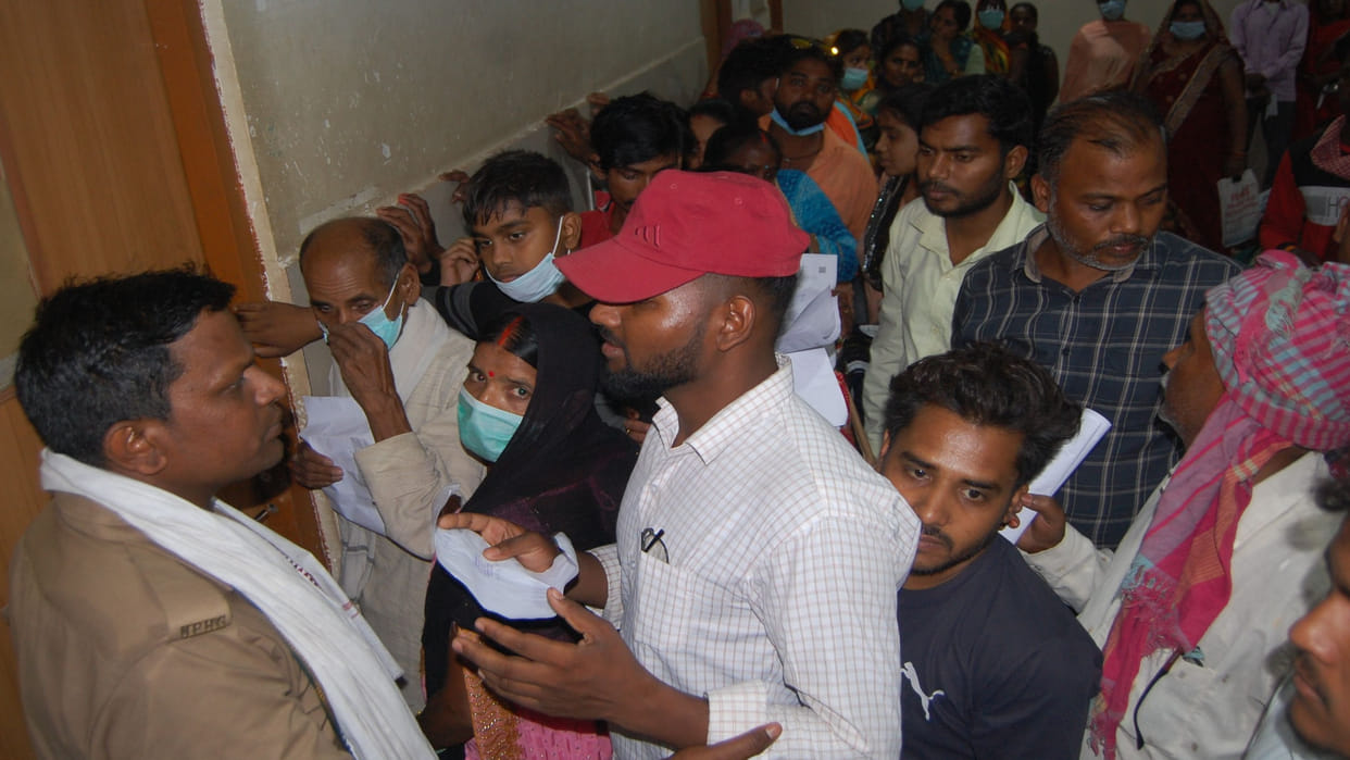 Three doctors arrived late, five personnel were reprimanded without dress
