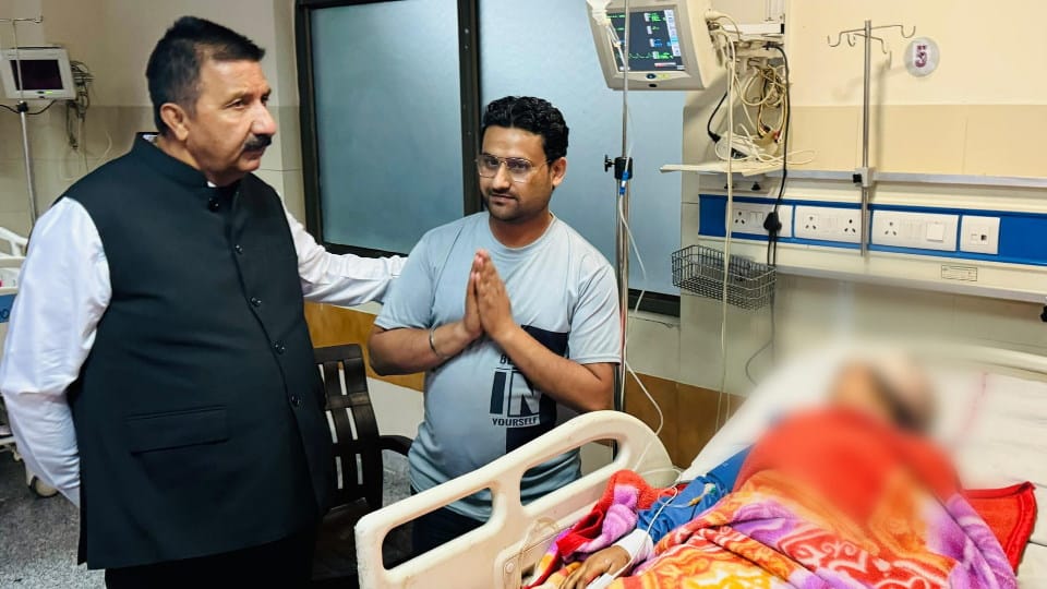 Deputy CM Mukesh Agnihotri met the girl student injured in Palampur attack in PGI