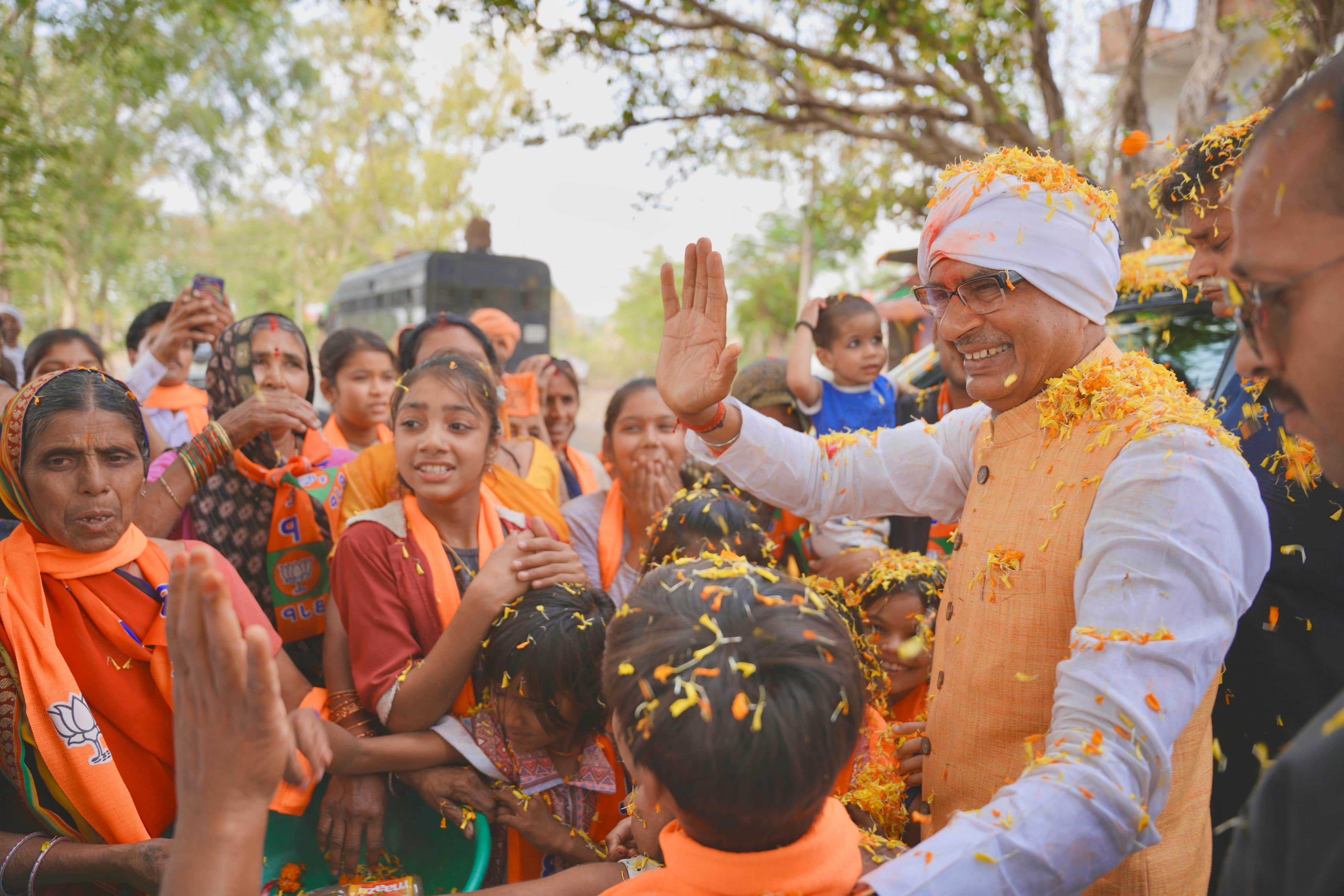 विदिशा के गांवों में शिवराज सिंह चौहान ने ग्रामीणों से मुलाकात की।