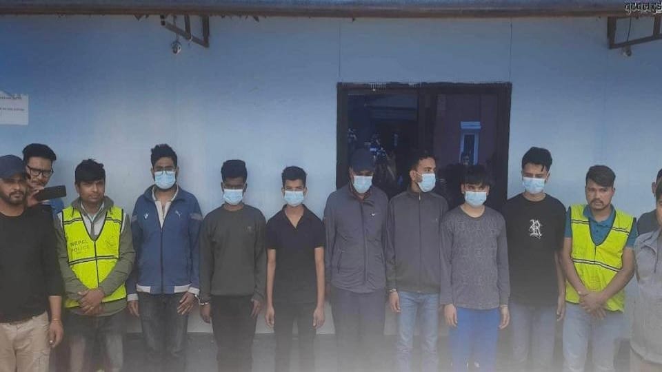 Seven including three Indians arrested with gold and rupees
