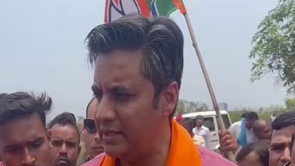 BJP and Congress workers clash Abhishek Singh alleges people accompanying Baghel beat him up in Rajnandgaon