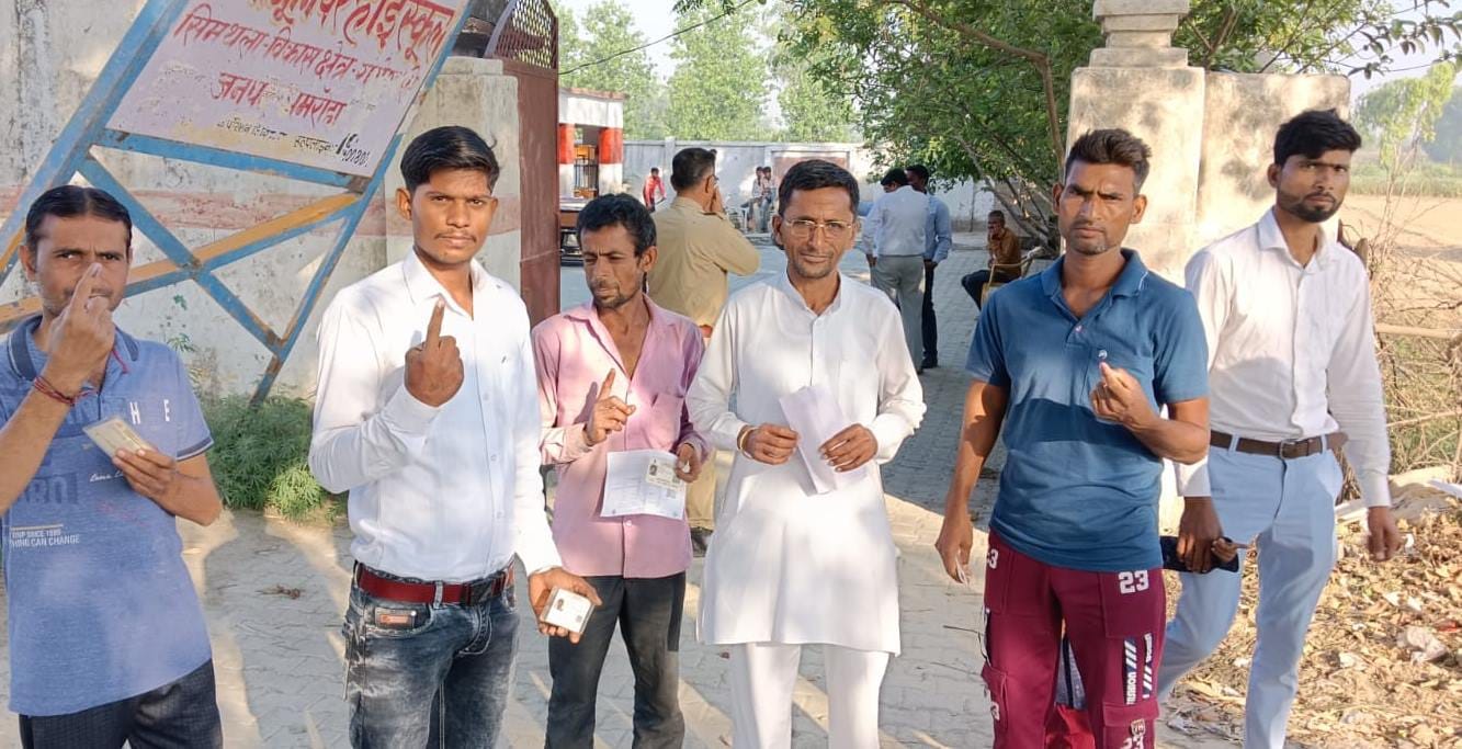 Photo: Huge enthusiasm for voting in Amroha, long lines at booths