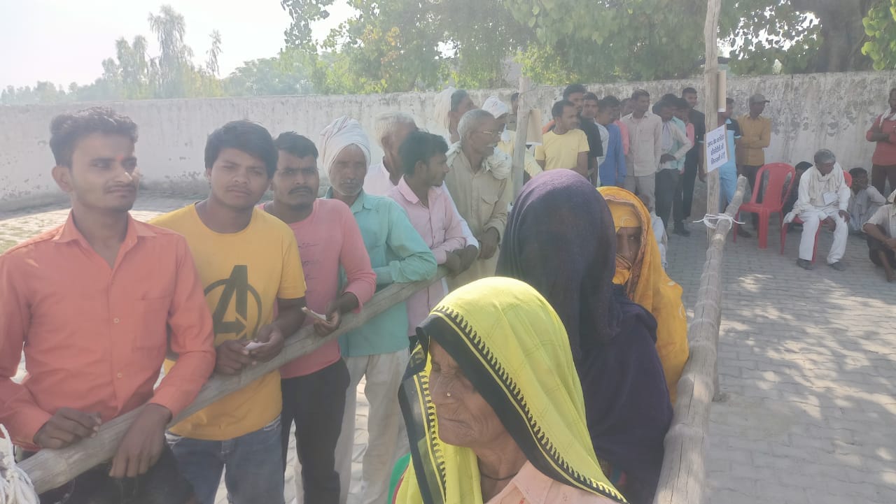 Photo: Huge enthusiasm for voting in Amroha, long lines at booths
