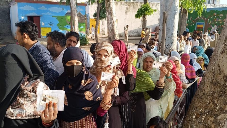 Photo: Huge enthusiasm for voting in Amroha, long lines at booths