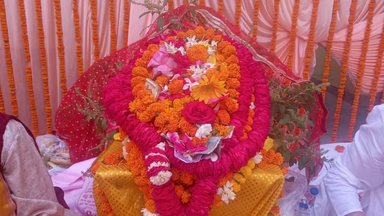 Badrinath Dham Gadu Ghada Tel Kalash Yatra left for Badrinath Dham Devotees doors will open on 12th May