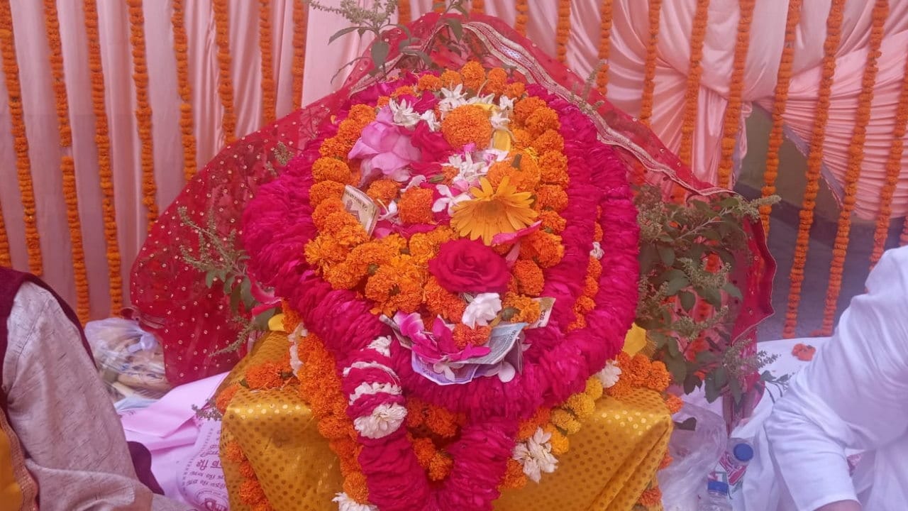 Badrinath Dham Gadu Ghada Tel Kalash Yatra left for Badrinath Dham Devotees doors will open on 12th May