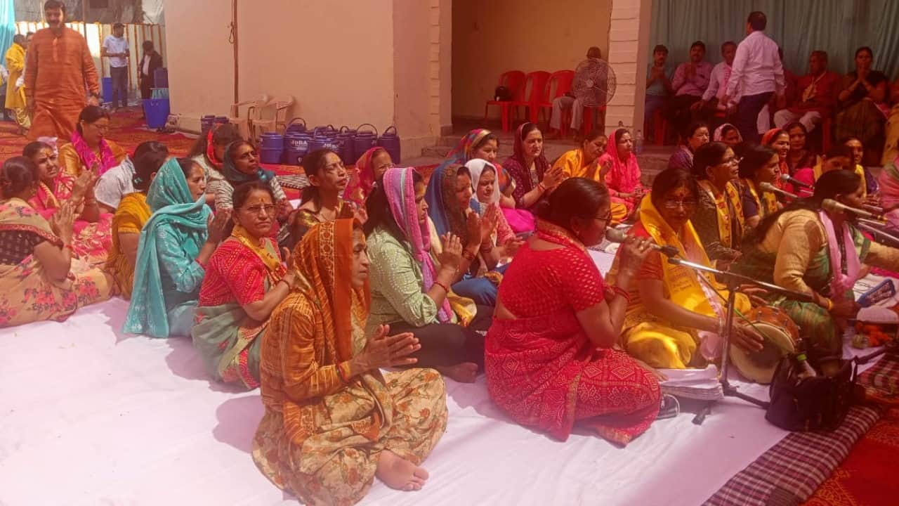 Badrinath Dham Gadu Ghada Tel Kalash Yatra left for Badrinath Dham Devotees doors will open on 12th May