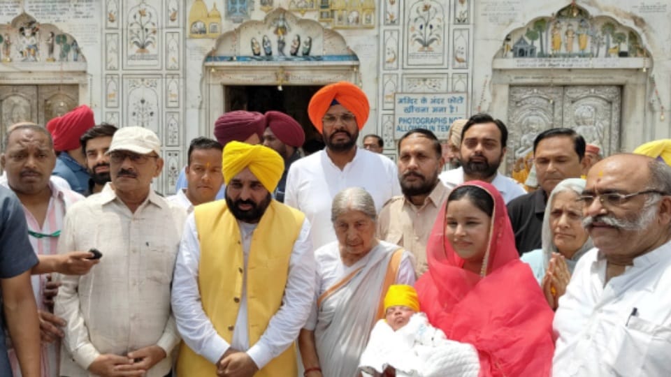 CM Bhagwant Mann paid obeisance at Sri Harmandir Sahib along with wife and daughter