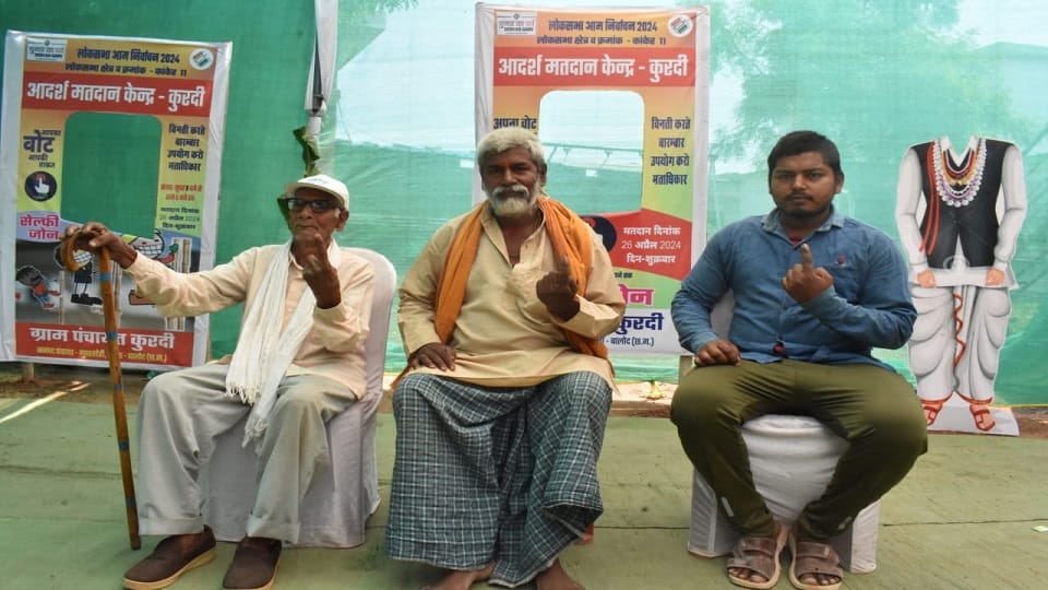 बुजुर्ग ने बेटे और पोते के साथ किया मतदान