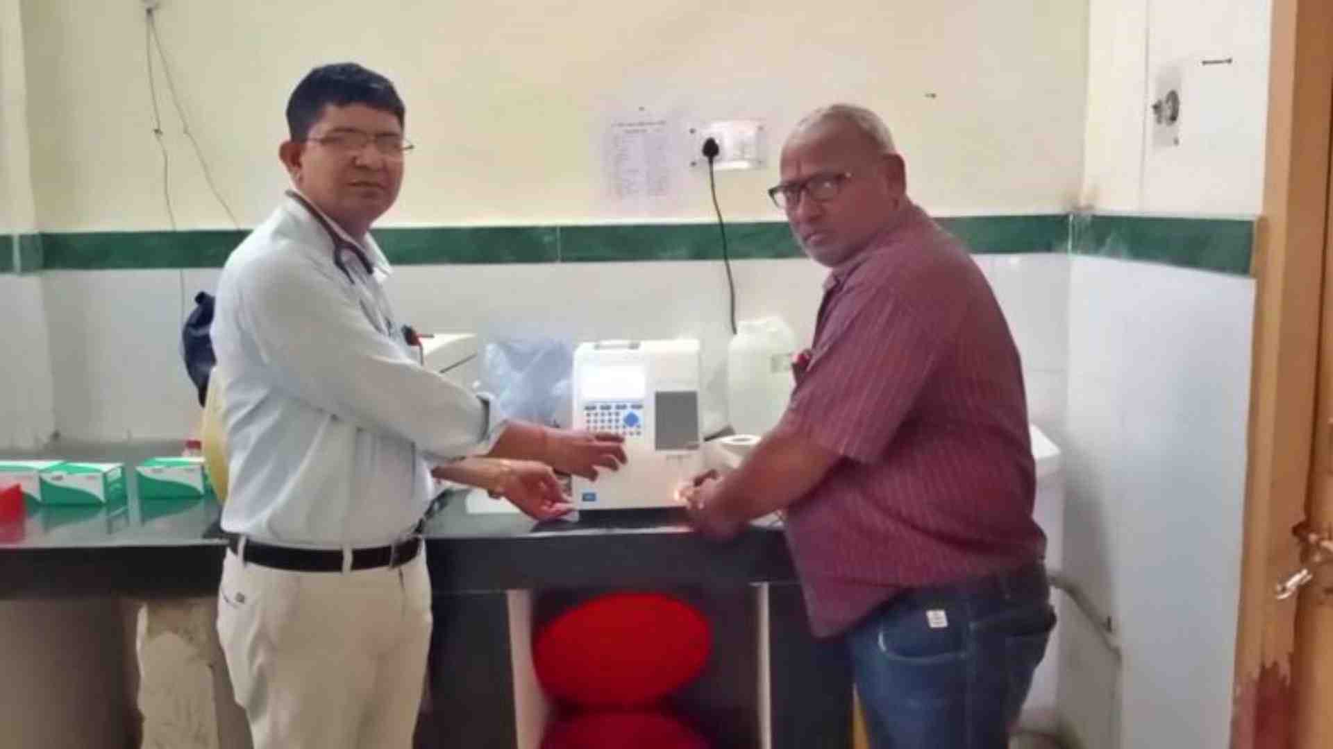 बायोकेमिस्ट्री जांच के लिए लगाई गई मशीन।