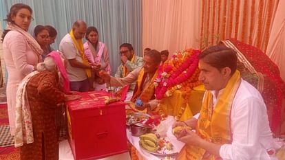 Chardham Yatra : ऋषिकेश में गाडू घड़ा तेल कलश यात्रा के श्रद्धलुओं ने किए दर्शन, 12 को खुलेंगे बदरीनाथ के कपाट Badrinath Dham Gadu Ghada Oil Kalash Yatra Devotees visited in Rishikesh Badrinath doors will open on 12th May