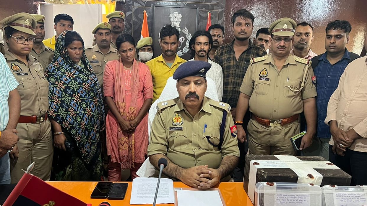 Police arrested five people in the case of theft of lakhs rupees