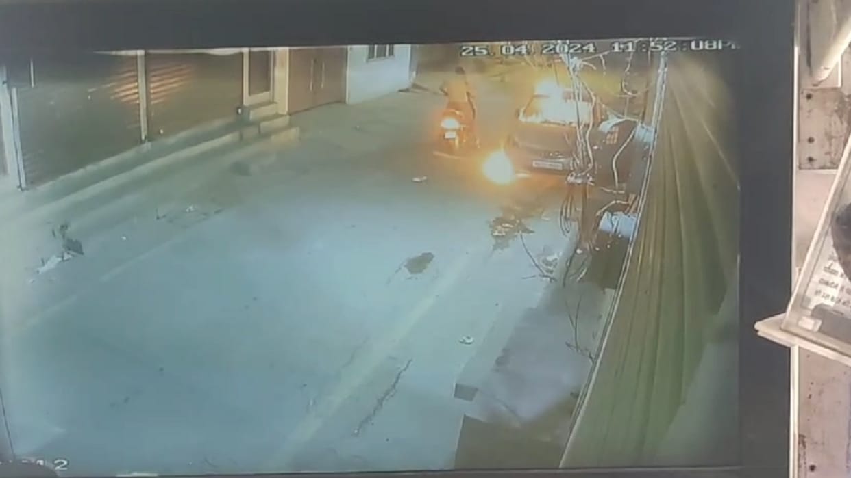 glass of car of young man who had come to his in laws house was first broken and then set on fire In Fatehabad