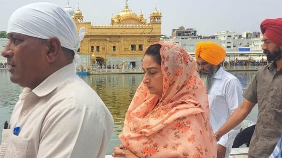 Akali Dal candidate from Bathinda Harsimrat Kaur Badal paid obeisance at Sri Harmandir Sahib