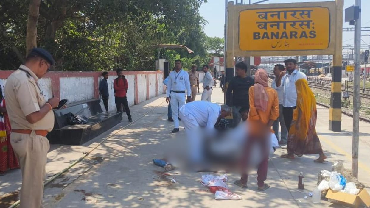 labour leg cut while boarding the train at Banaras station
