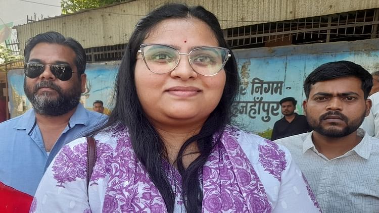 Shahjahanpur: चुनाव में गड़बड़ी का आरोप, सपा प्रत्याशी बोलीं- वोट हमारी पार्टी को पड़ रहा... जा कहीं और रहा