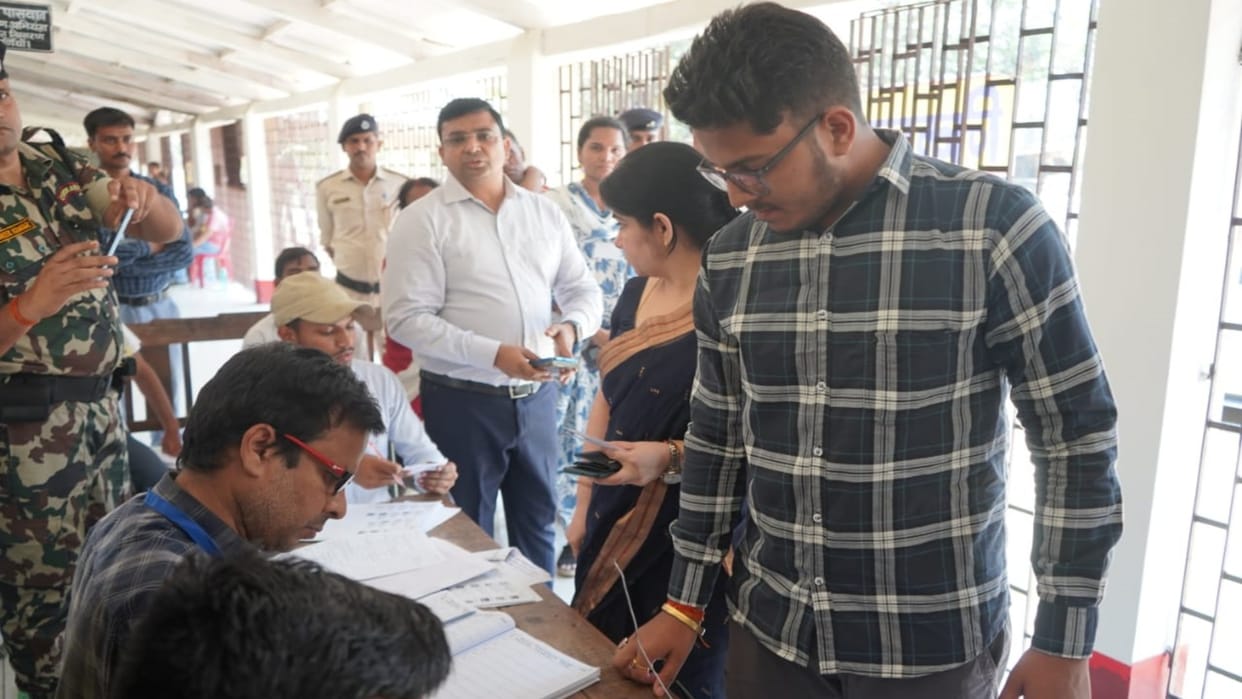 Lok Sabha 2024: DM Kundan Kumar and SP voted in this great festival of democracy in Purnea, see photos