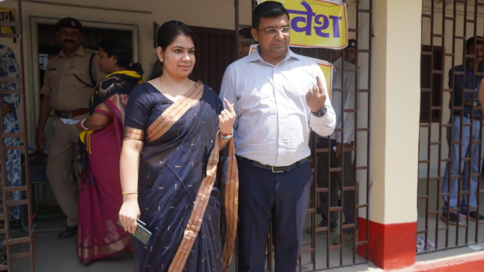 Lok Sabha 2024: DM Kundan Kumar and SP voted in this great festival of democracy in Purnea, see photos