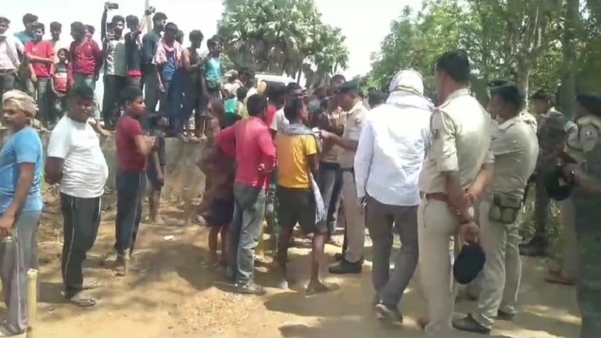 LS Polls: Clash between voters and police in Bhagalpur, youth suffered head injury; Villagers boycotted voting
