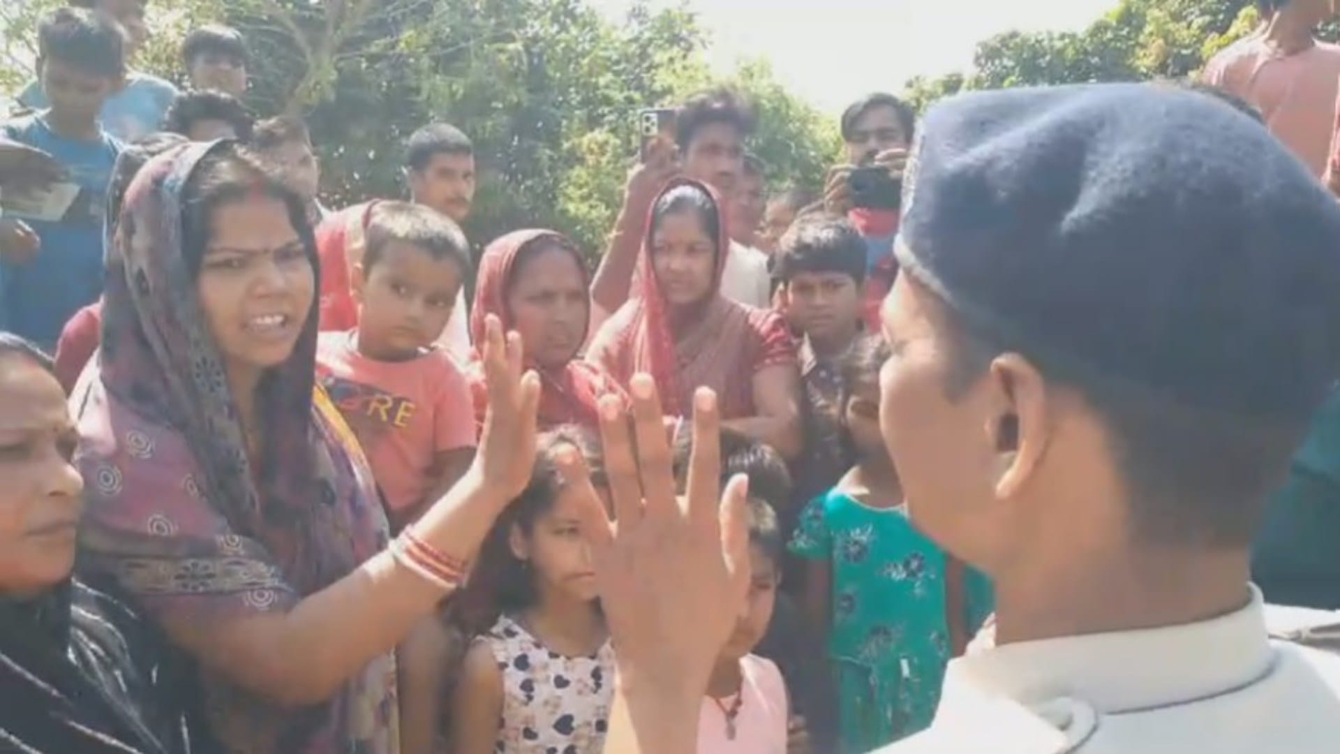 LS Polls: Clash between voters and police in Bhagalpur, youth suffered head injury; Villagers boycotted voting