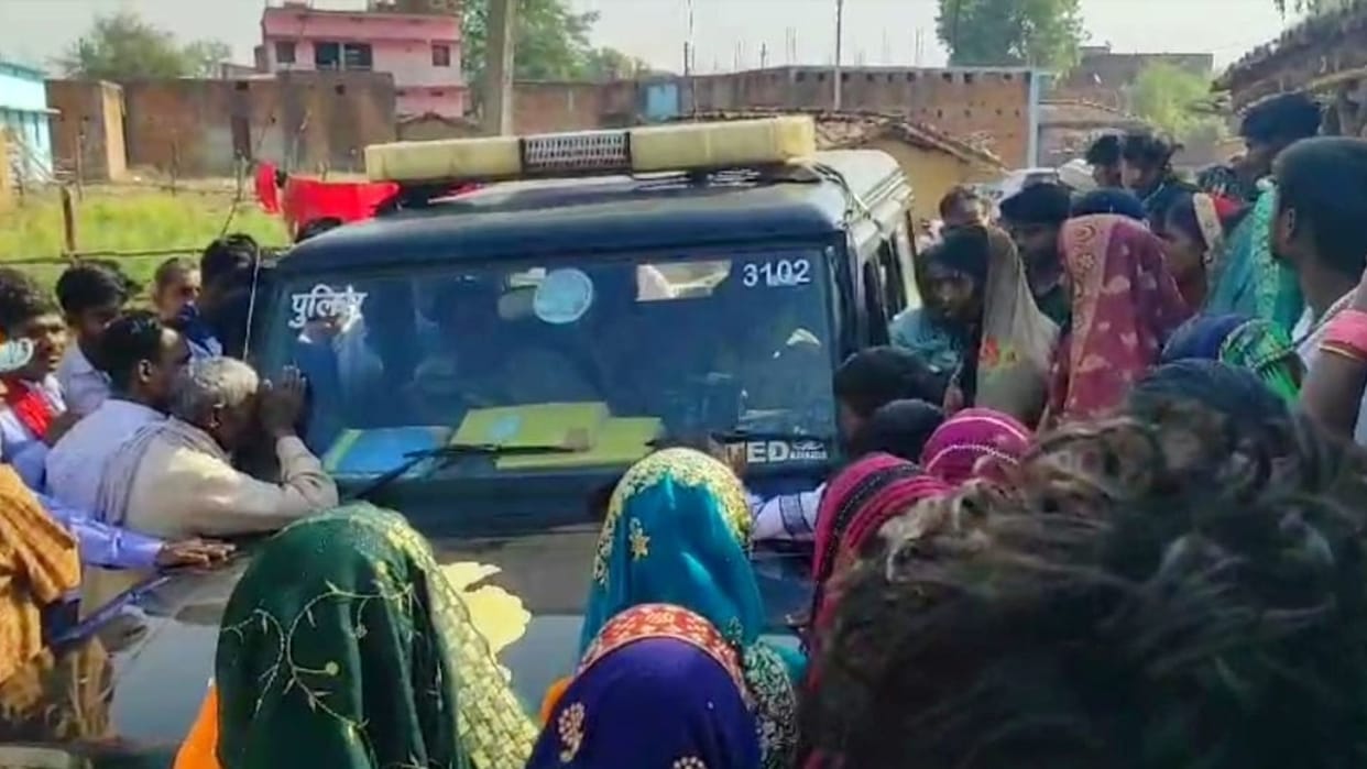Married woman dead body found hanging in ghazipur