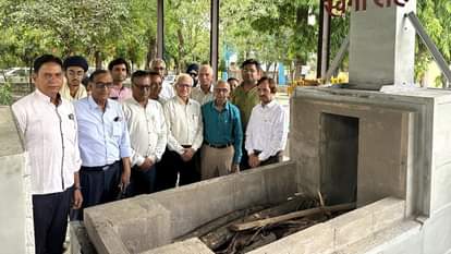 मुक्तिधाम में समाजसेवियों की मौजूदगी में स्थापित की मशीन।