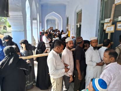 मेरठ में मुस्लिम बूथों पर मतदाता