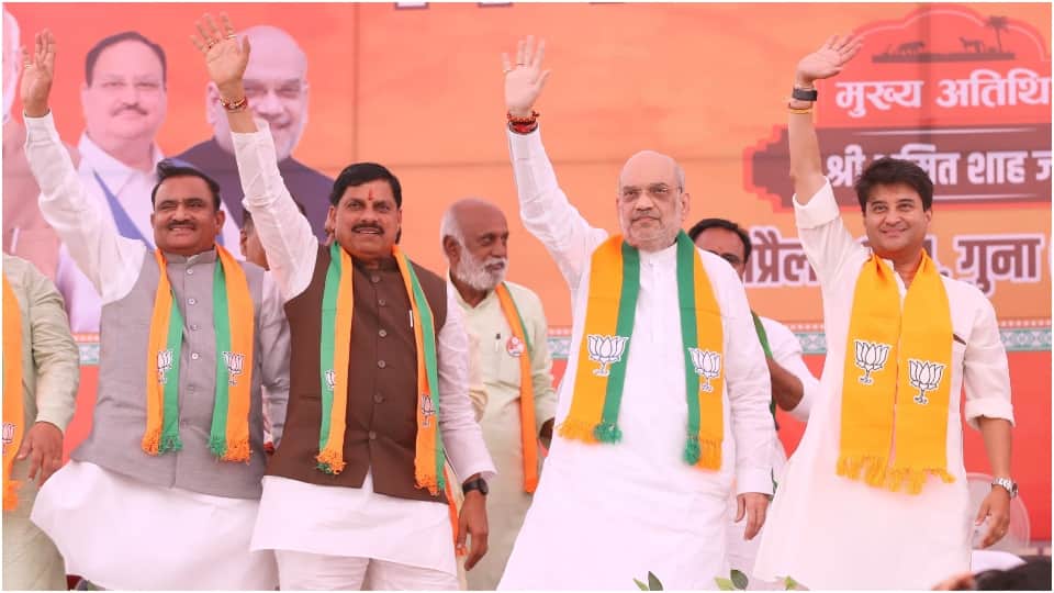 गुना में गृह मंत्री अमित शाह ने की सभा को किया संबोधित।