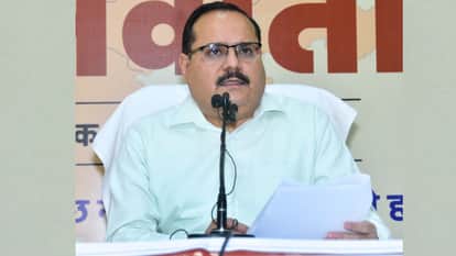 मुख्य निर्वाचन अधिकारी नवदीप रिणवा।