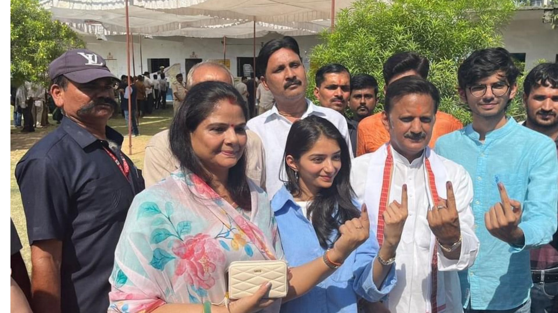 परिवार संग मतदान करने पहुंचे डिप्टी सीएम राजेंद्र शुक्ल