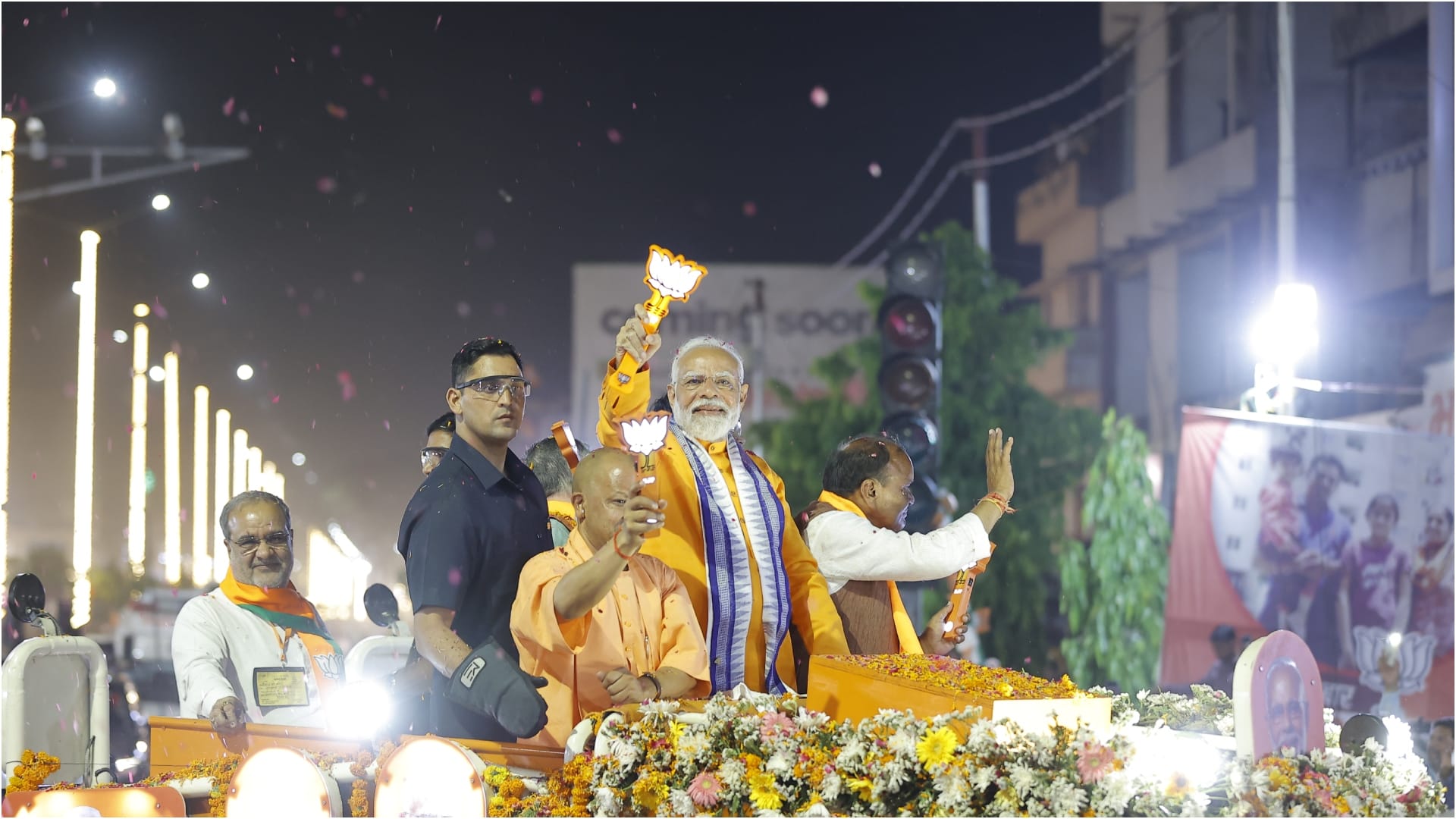 PM Modi Raodshow in Barelilly Uttar Pradesh News in Hindi