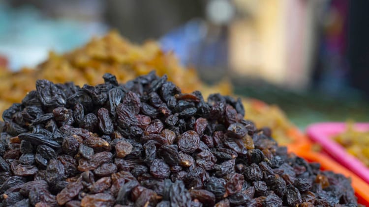 Up:दुबई रूट से आ रही किशमिश, 100 रुपये तक बढ़ गए दाम, सप्लाई रूट बदलने ...