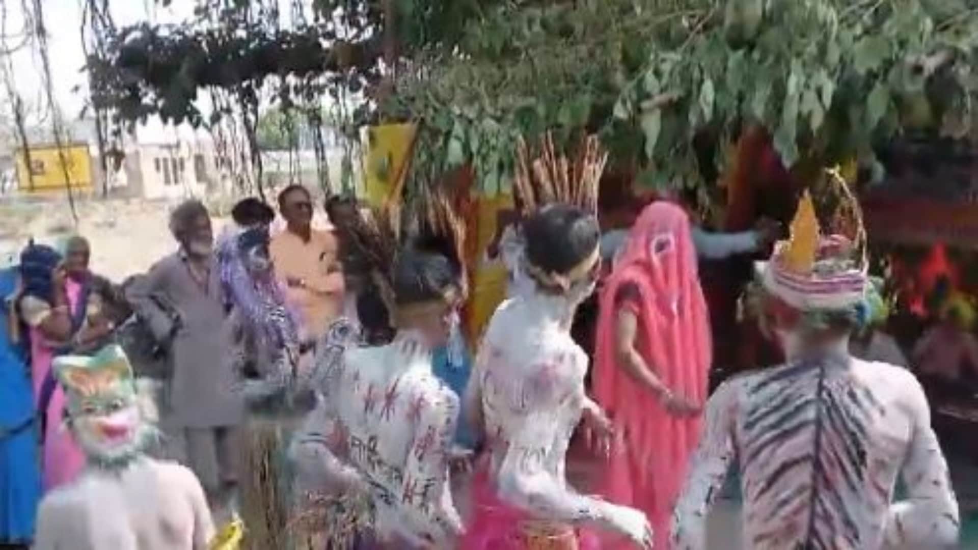 Rajsthan Lok Sabha Election Phase 2: 108 year old woman casts her vote, transgenders also turn up, see photos