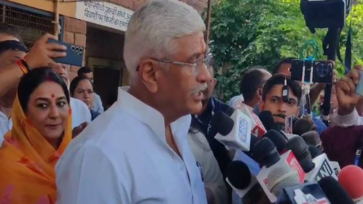 Jaipur: Minister Gajendra Singh Shekhawat verbally attacked the Gandhi family
