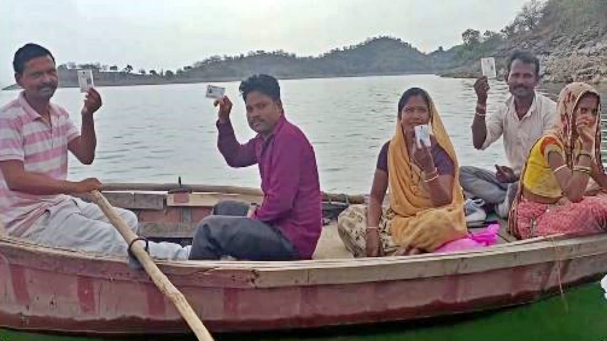 Udaipur Reached polling booth by rowing paddle boat Jaisamand is Asia largest freshwater lake