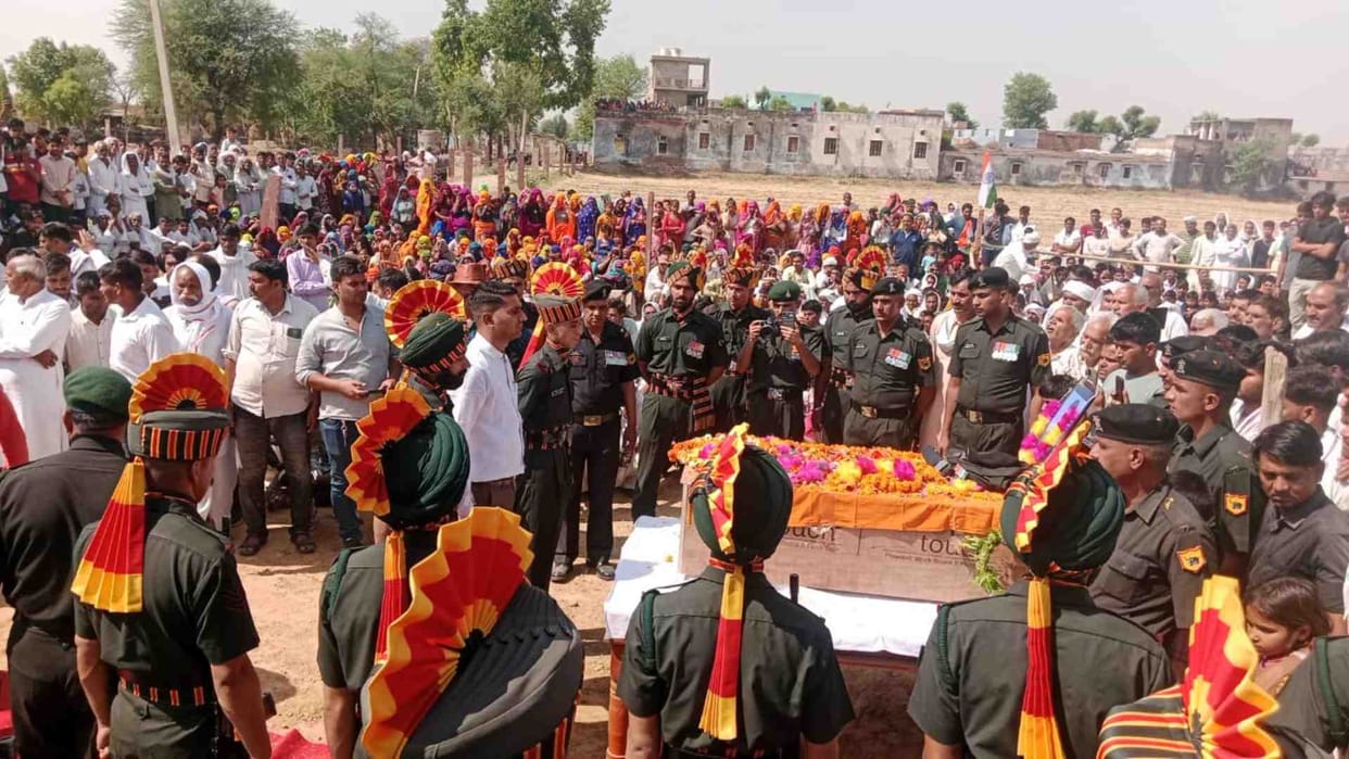 Dausa: Last rites of Subedar Ramveer Singh Gurjar took place in his ancestral village.