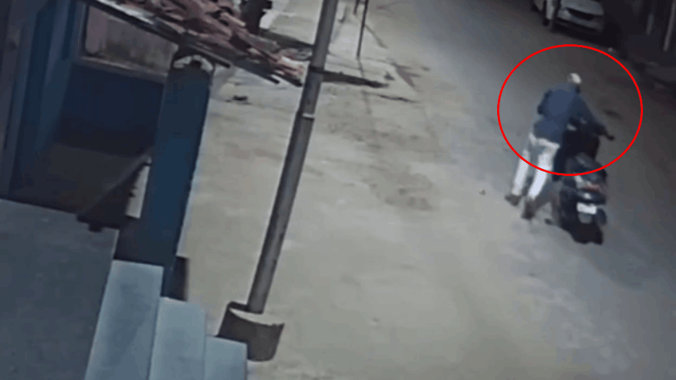 Thief takes away scooter from outside house in Pendra video viral