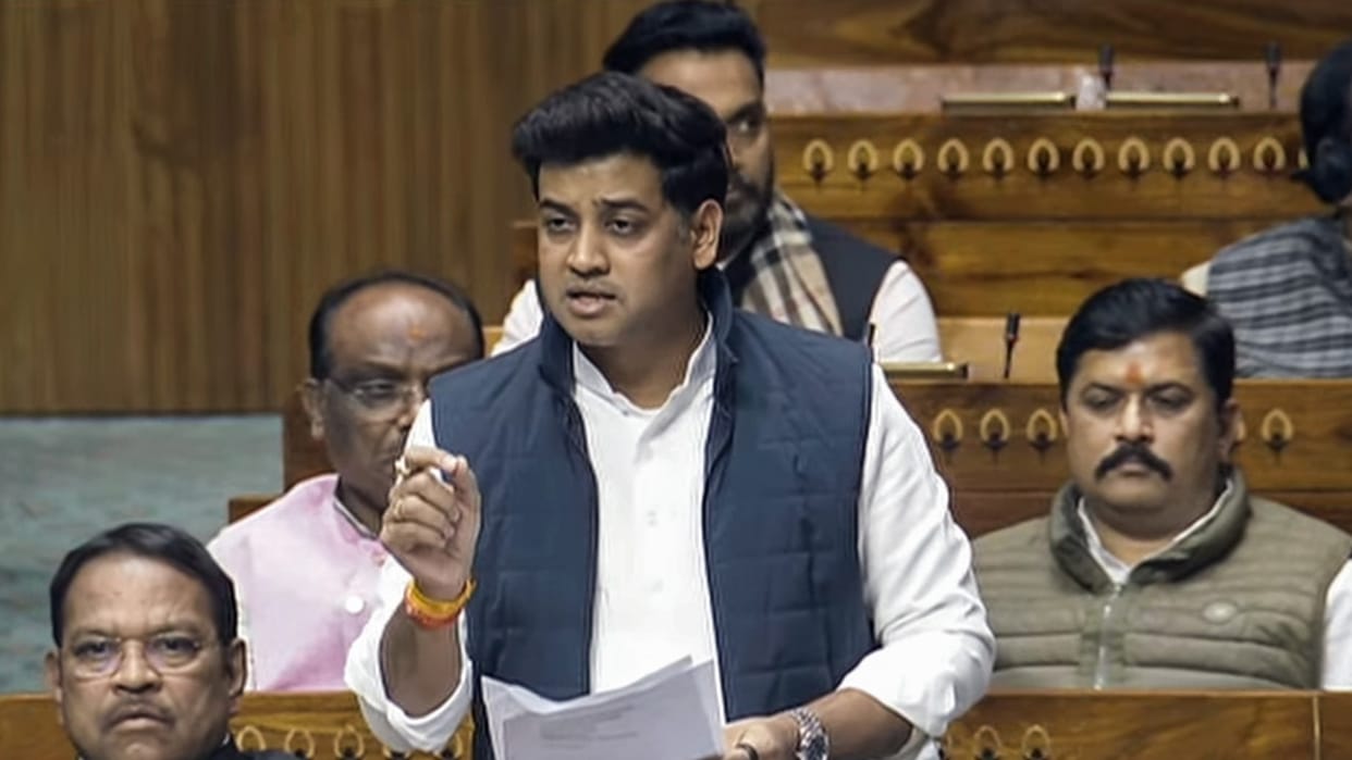 Shrikant Shinde slams Aditya Thackrey statement shows his upbringing for remarks against his father