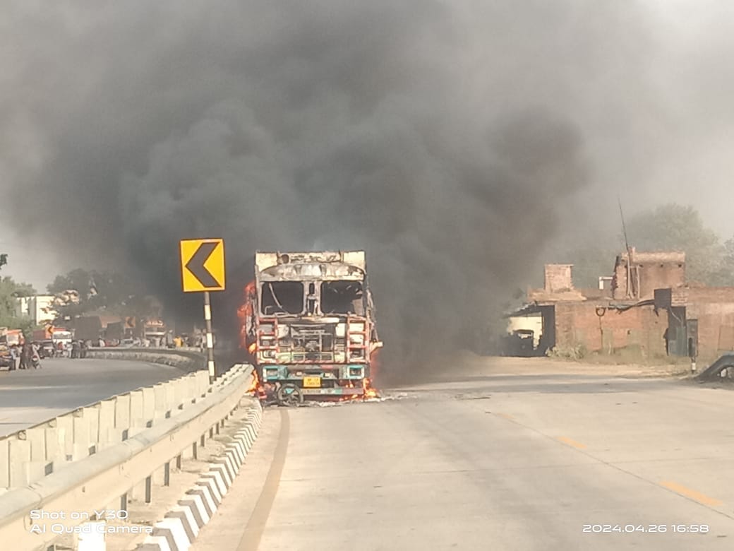 Sitapur: A truck dragged a bike around one kilometer, one died.