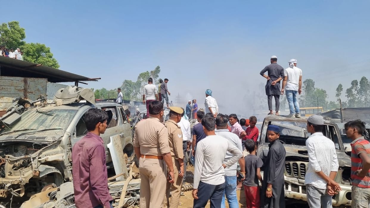 Fire broke out in a shop of biswan thana in Sitapur.