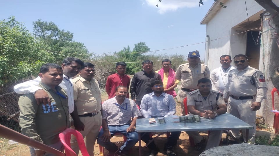 Flying squad seized Rs 4 lakh 14 thousand from Karangara barrier in Gaurela Pendra Marwahi
