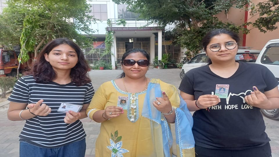 Lok Sabha Elections 2024: Amazing enthusiasm first time voter in Mathura three generations voted together