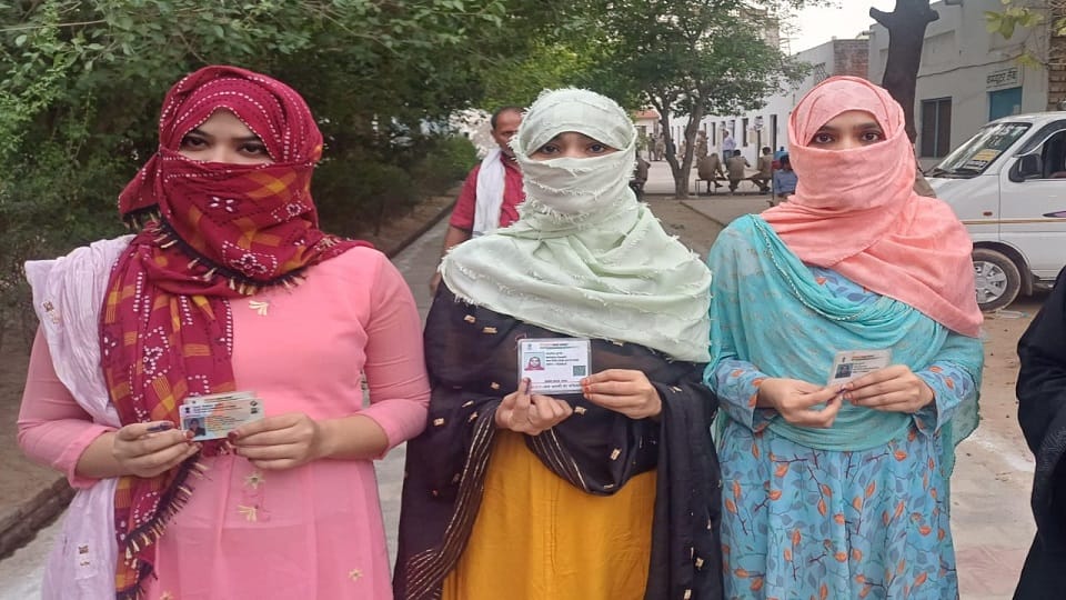 Lok Sabha Elections 2024: Amazing enthusiasm first time voter in Mathura three generations voted together