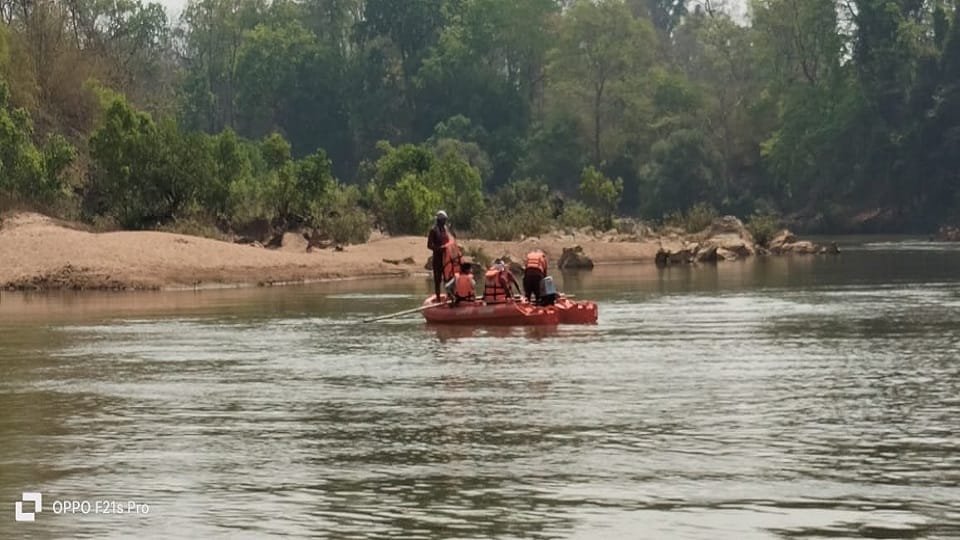 Youth drowns in river while having picnic SDRF and police busy in search in Jagdalpur