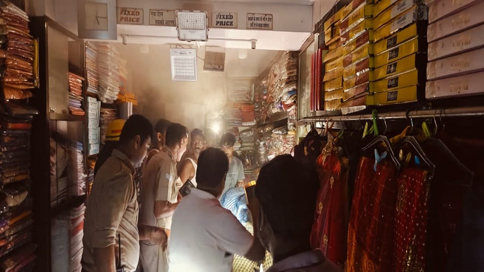 Varanasi: Ramnagar: Fire broke out in a grocery and clothing shop near the intersection.