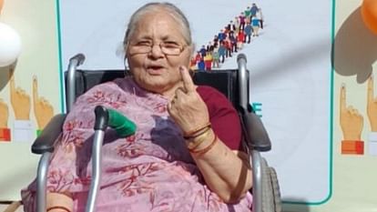 Photos of voting in Aligarh