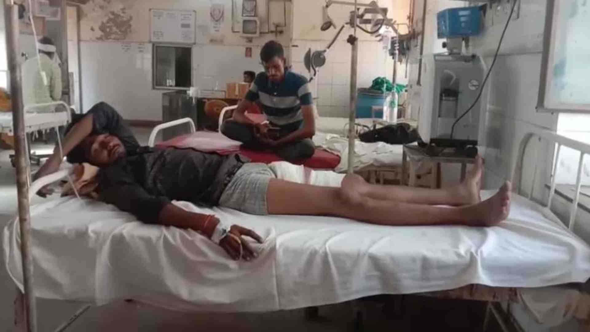 अस्पताल में भर्ती युवक।