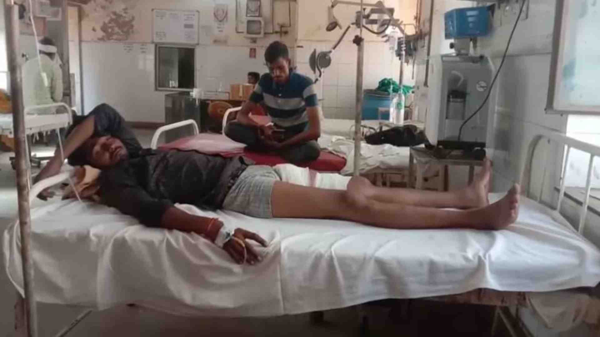 अस्पताल में भर्ती युवक।