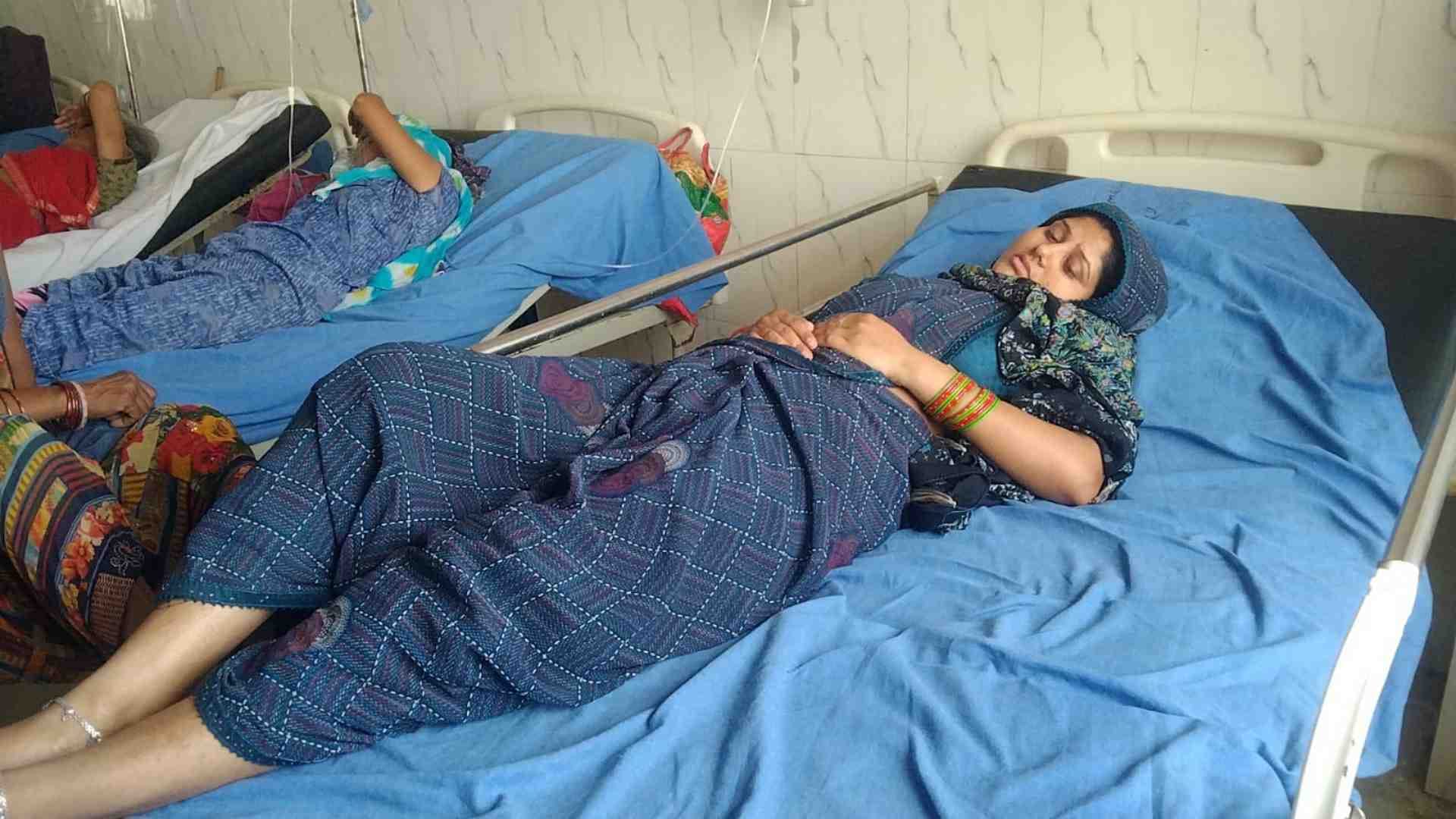 अस्पताल में पहुंचे मरीज।